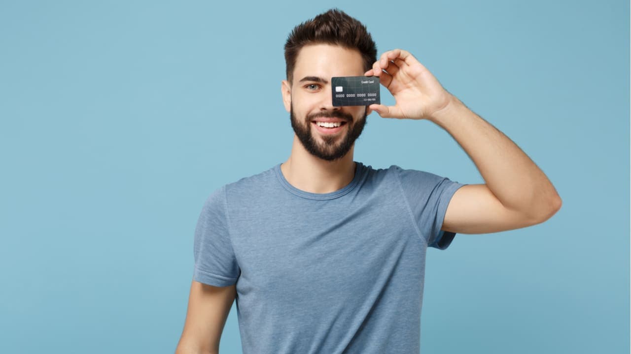 Qual é a diferença do cartão de crédito físico e virtual?