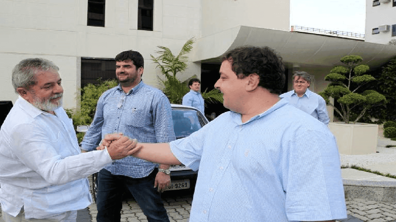 Lula apertando a mão de seu filho Fábio