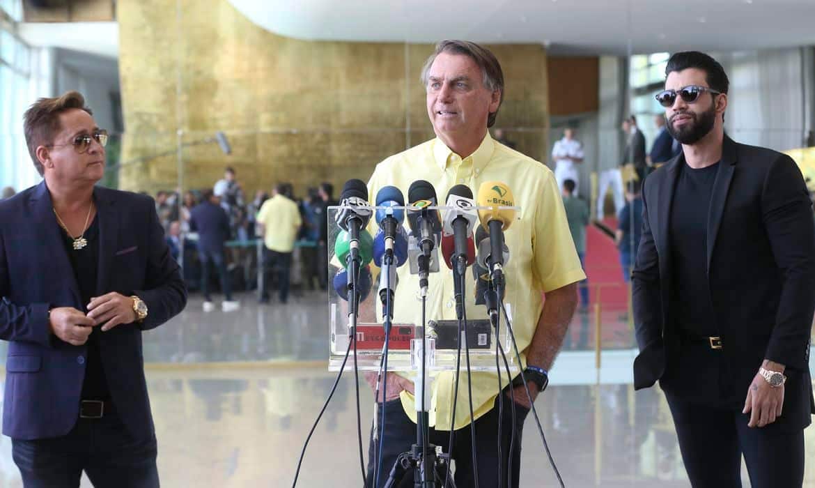 Jair Bolsonaro dando entrevista ao lado de Gusttavo Lima e Leonardo