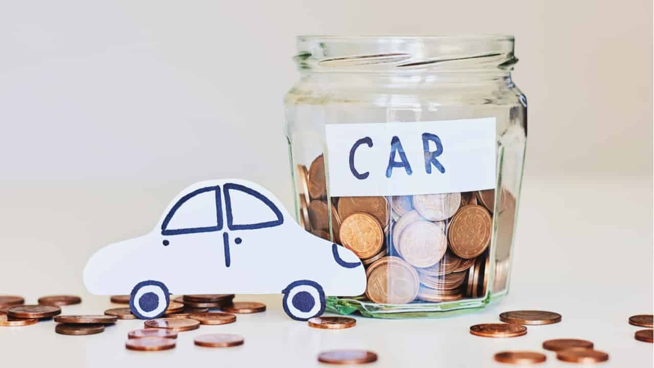 Desenho em papel de um carro ao lado de uma jarra cheia de moedas