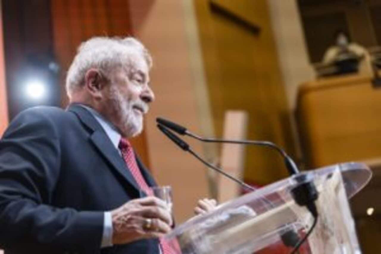 Imagem do presidente Lula dando discruso