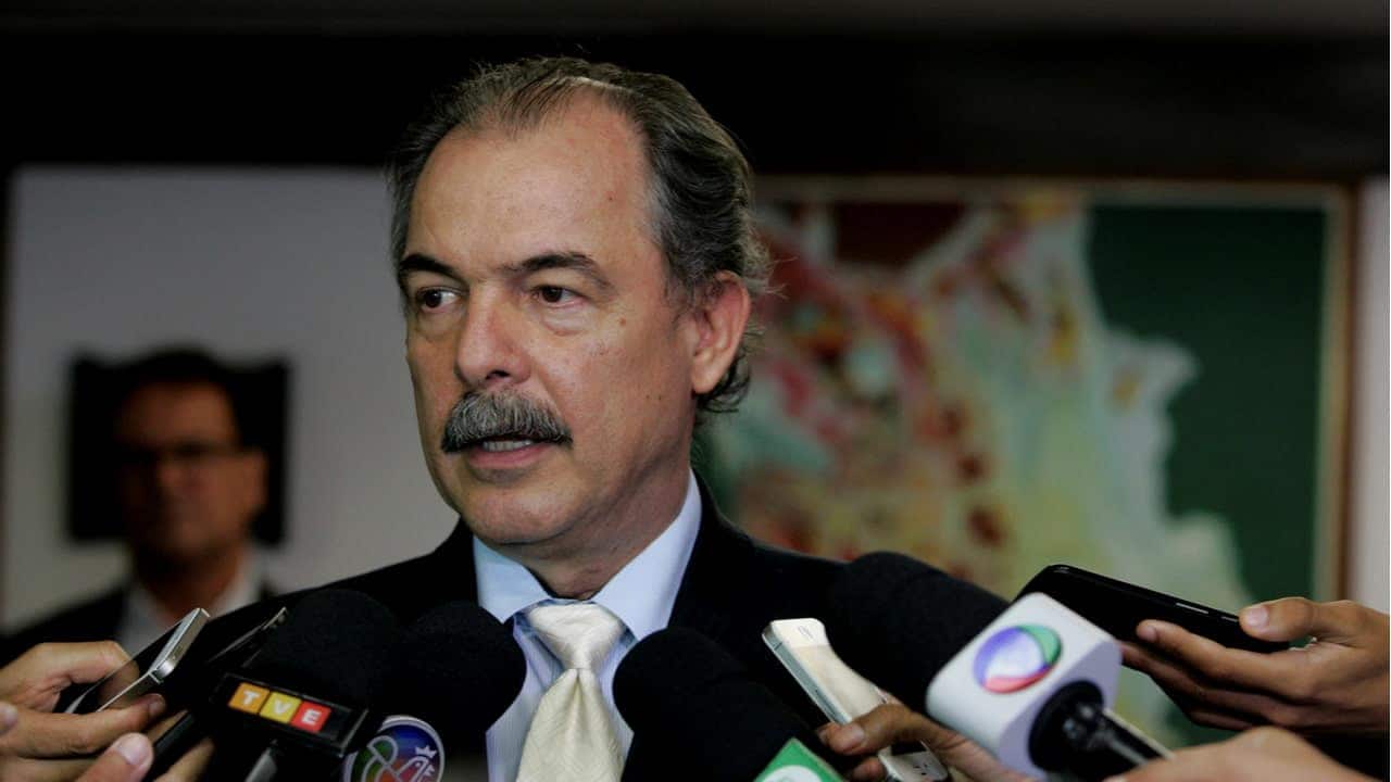Aloizio Mercadante em entrevista rodeado por microfones de emissoras
