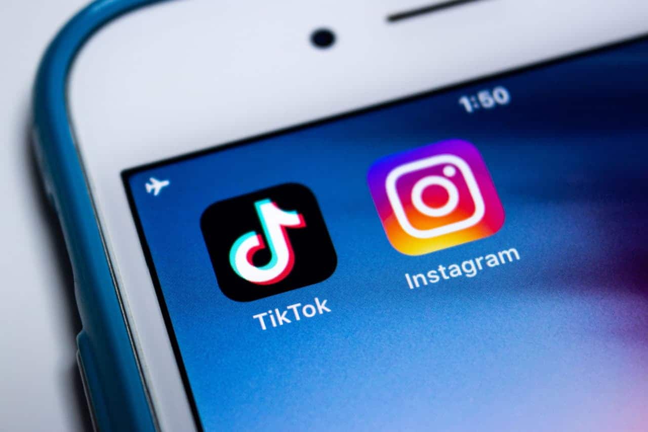 Close em tela de celular mostra ícones dos aplicativos TikTok e Instagram