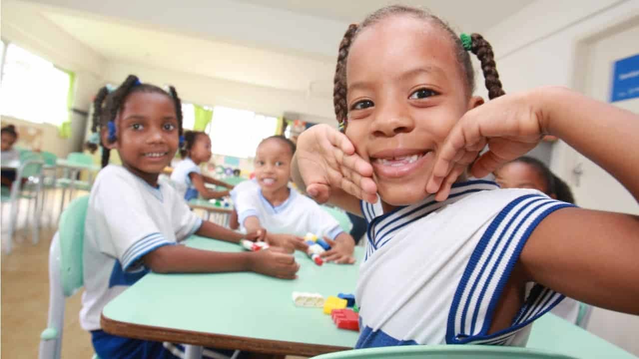 Quais são os requisitos para receber o auxílio-creche?