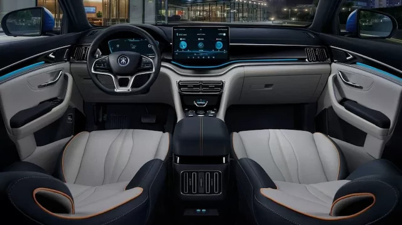 Quem é a BYD? Conheça a montadora que ultrapassou a Tesla e quer dominar o Brasil
