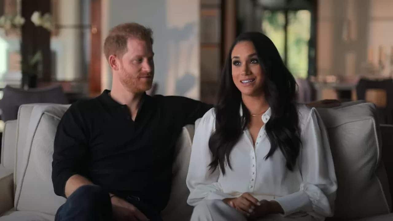 Imagem de Harry e Meghan sentados na sala da mansĂŁo