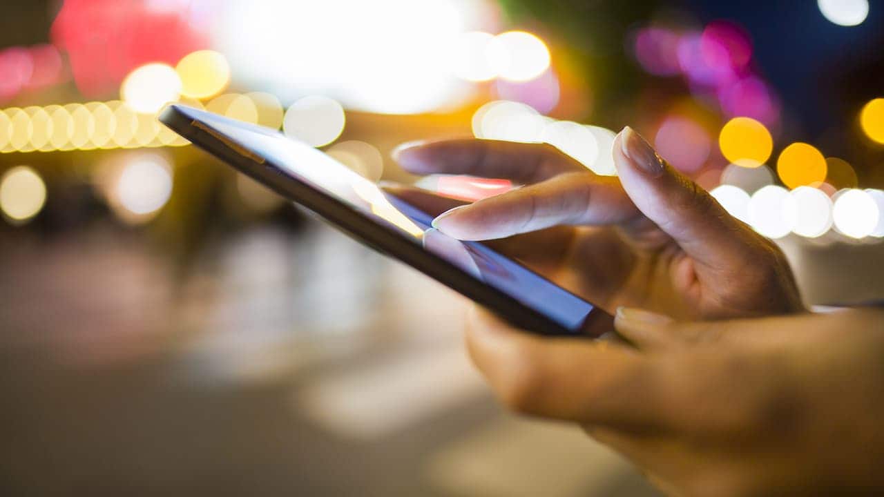 Mão utilizando um celular
