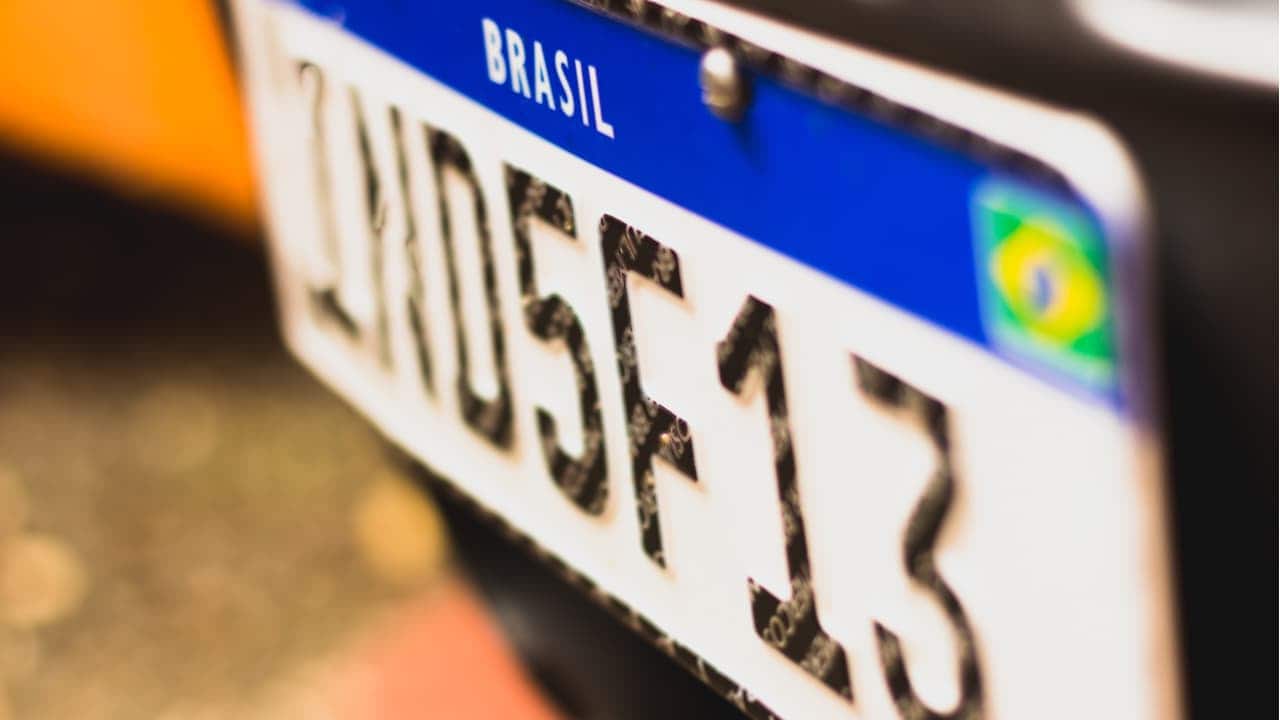 imagem mostrando uma placa de carro do Brasil
