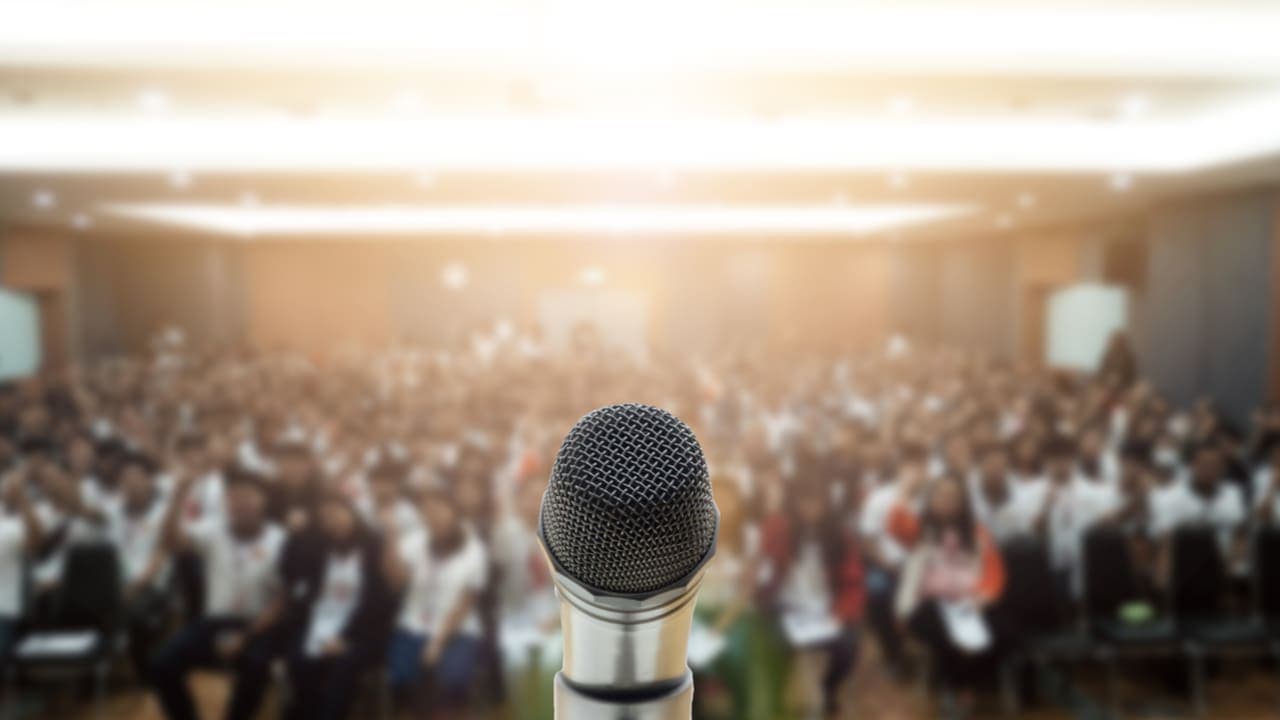Confira boas estratégias para falar bem em público