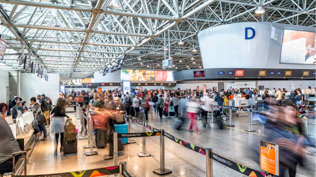 Seu voo atrasou ou foi cancelado? Conheça seus direitos como passageiro