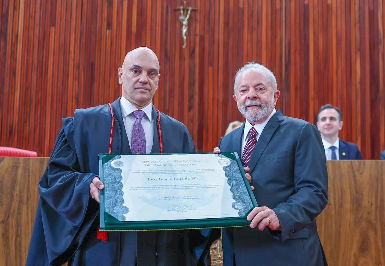 Lula posa ao lado de Alexandre de Moraes com seu documento de diplomação