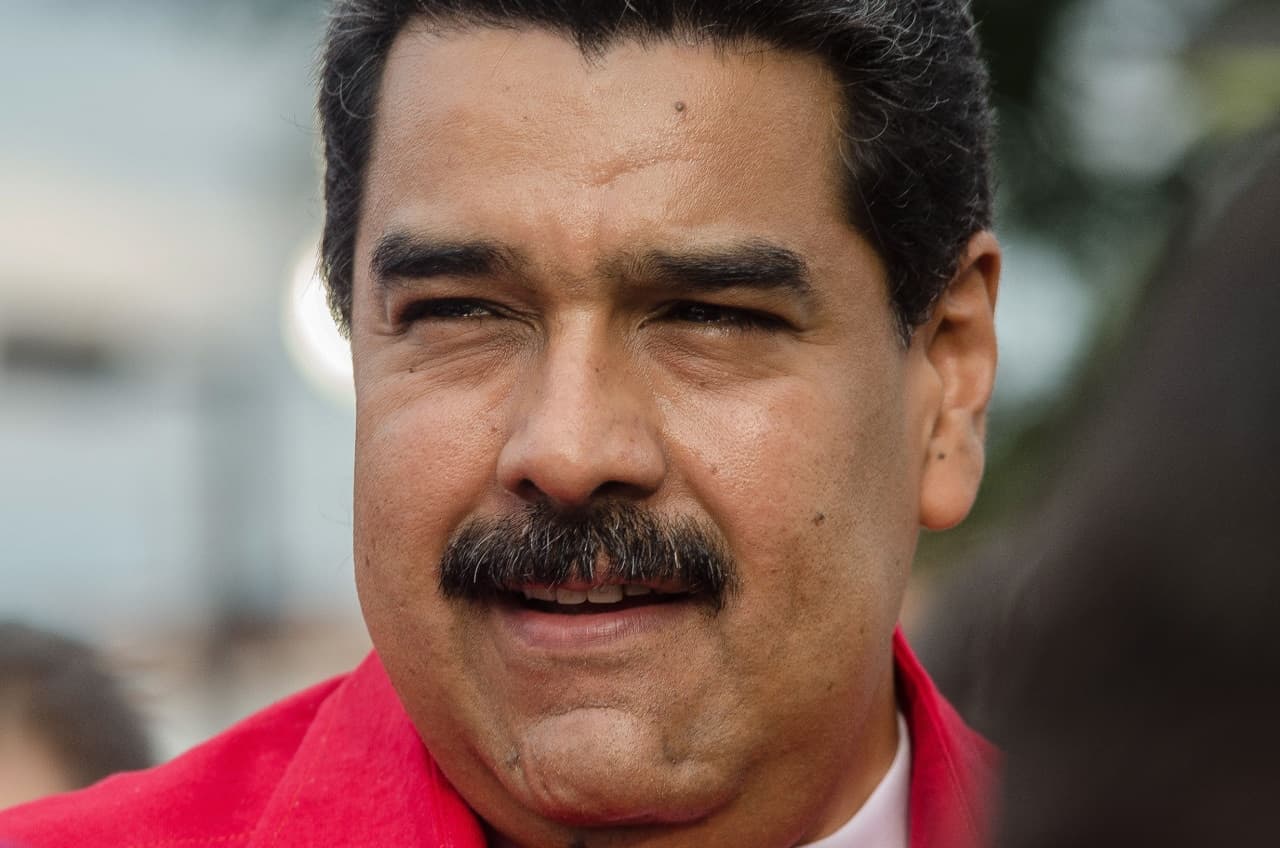 Crianças venezuelanas ganham bonecos do Nicolás Maduro como super-herói