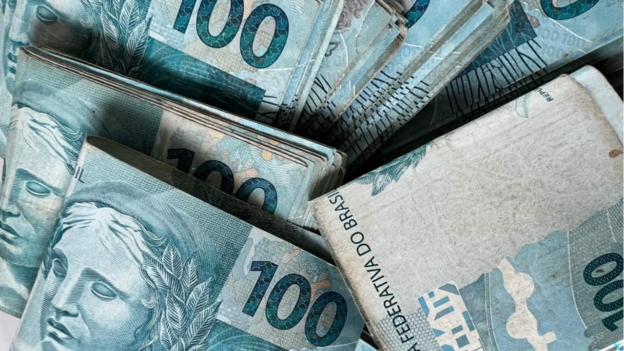 Várias notas de 100 reais