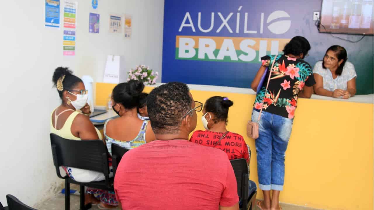 pessoas de baixa renda recebem beneficio do auxilio brasil na secretaria de assistência social no município de Santa Bárbara