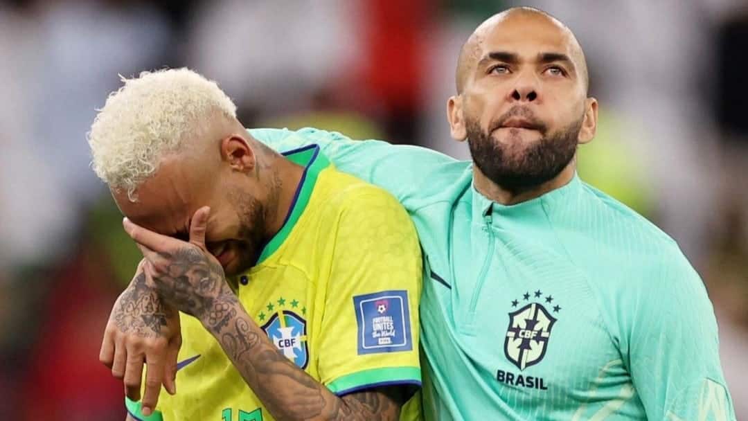 Neymar chorando ao lado de Daniel Alves após a derrota da Seleção Brasileira na Copa do Mundo 2022
