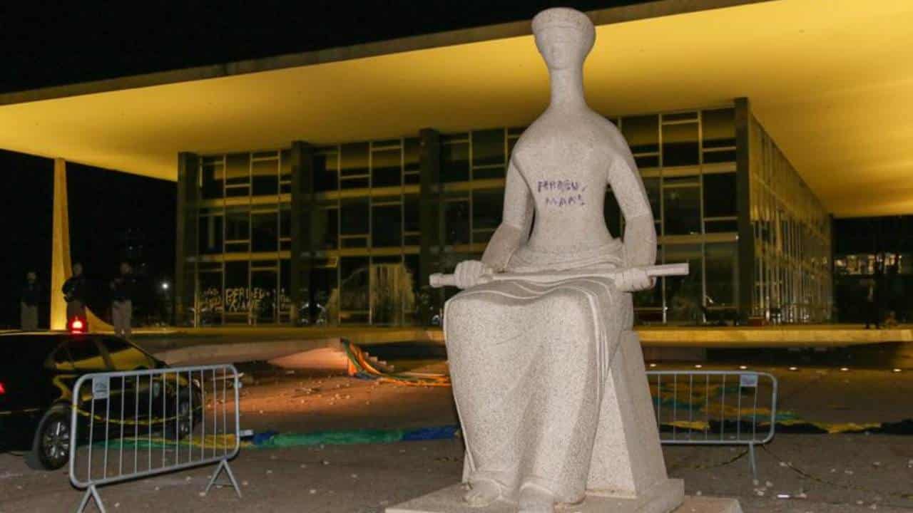 Imagem da estátua da Justiça pichada no Planalto