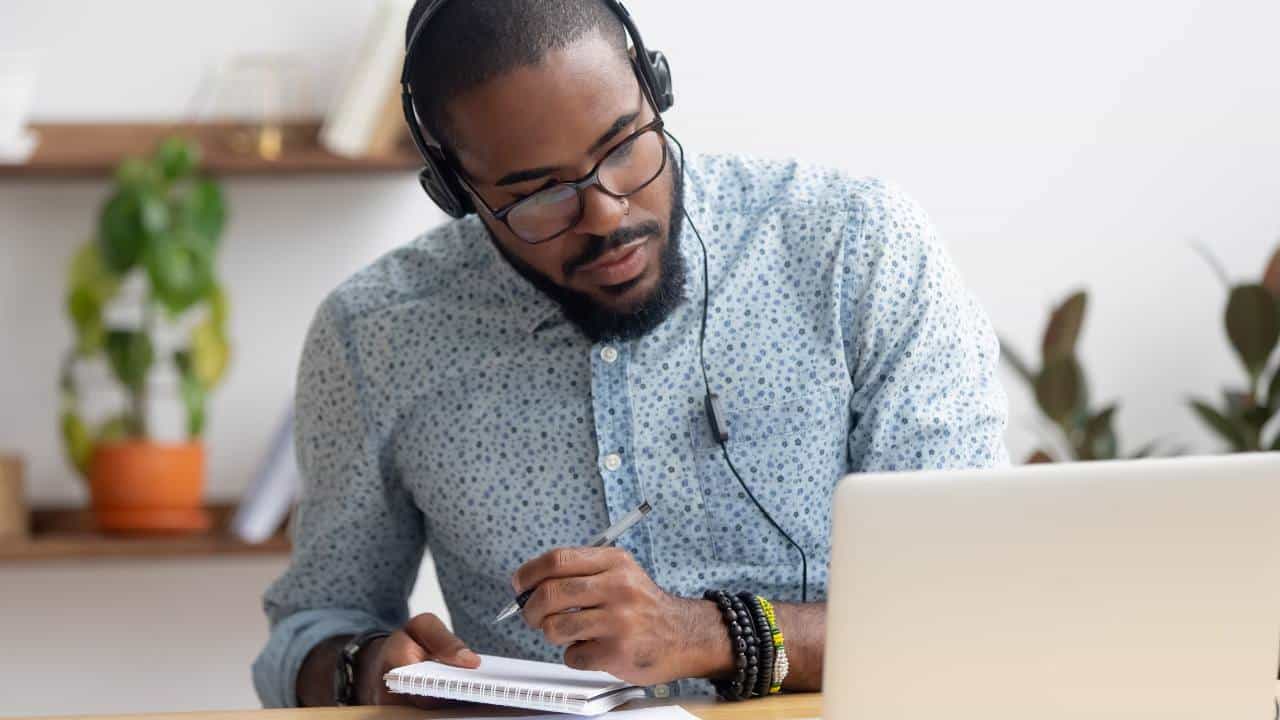 Homem estudando online carreira
