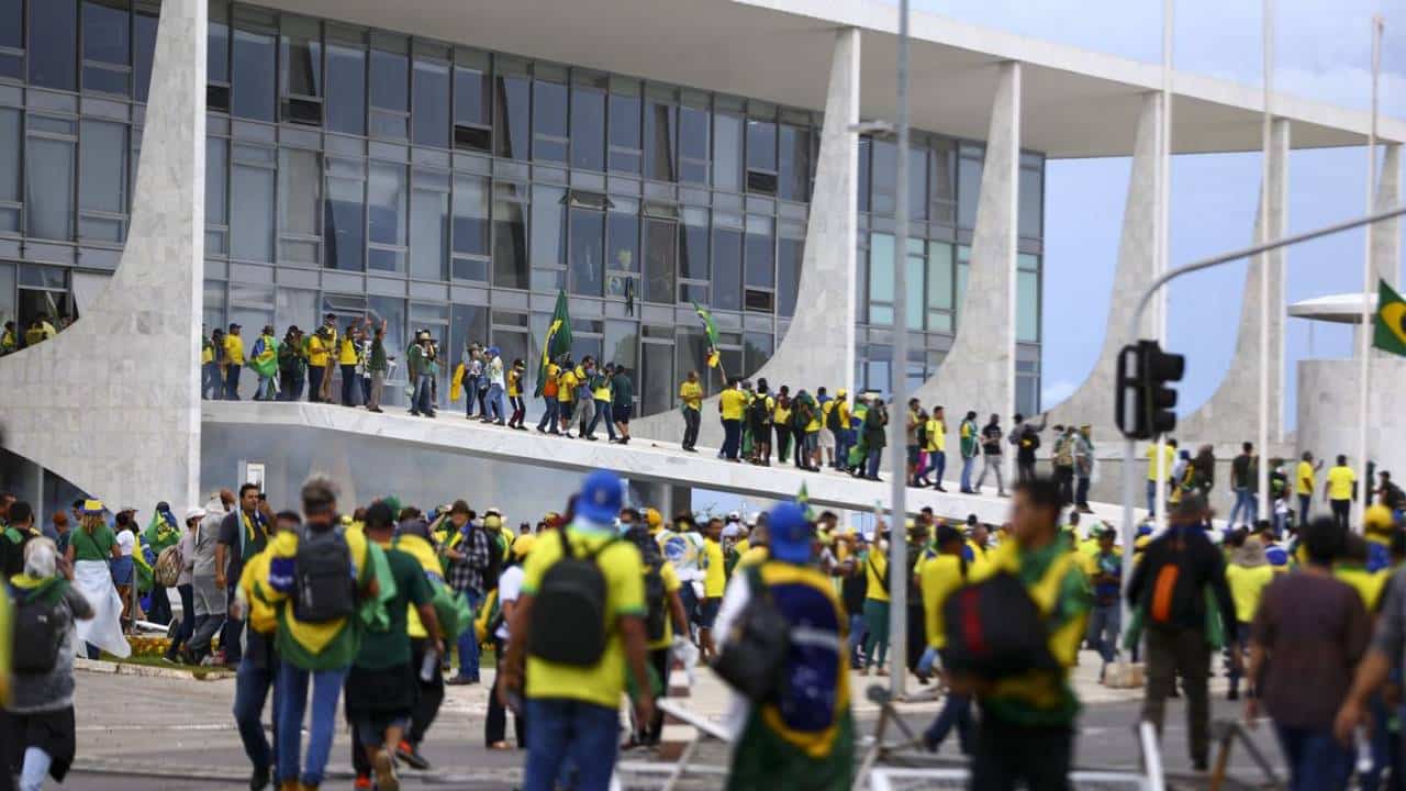 Bolsonaristas invadem Palácio do Planalto