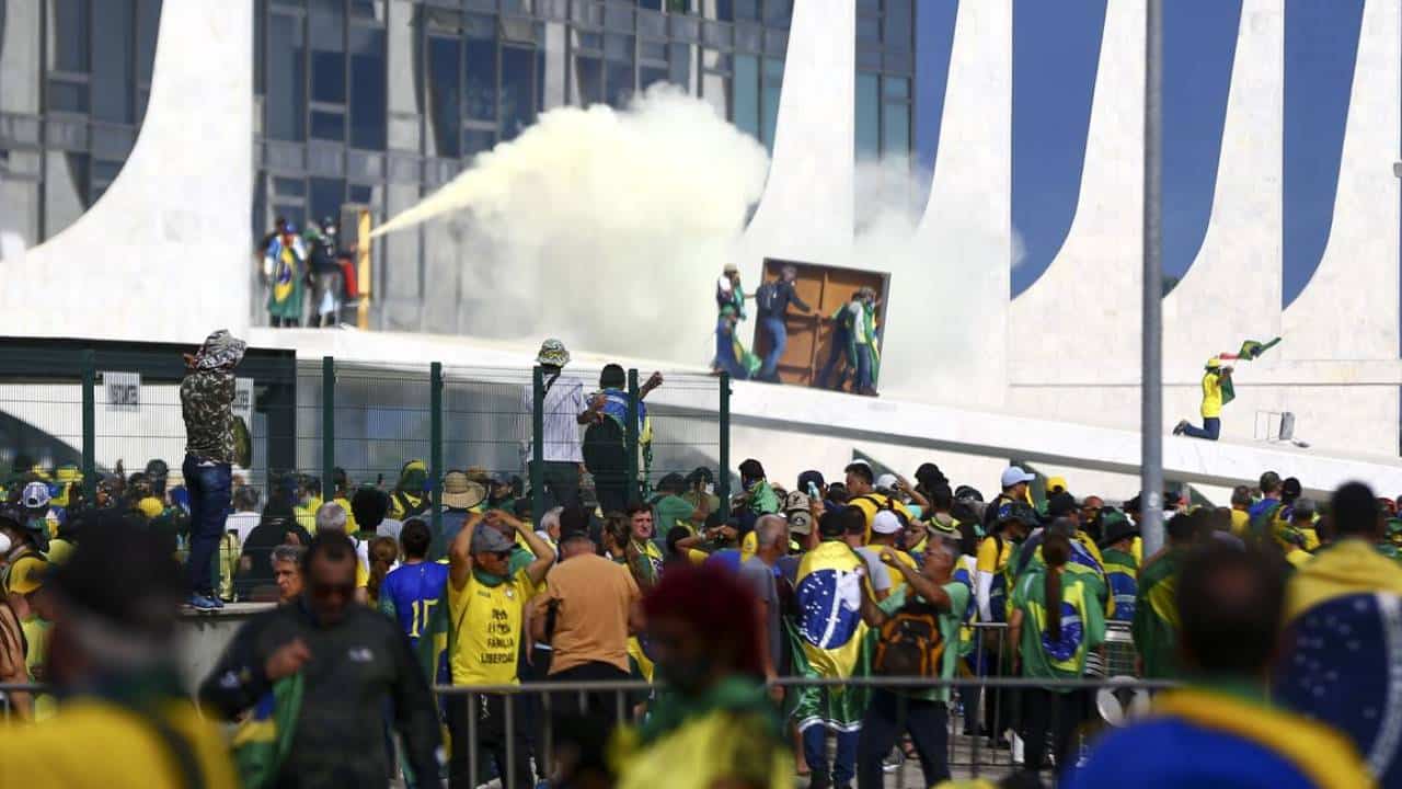 Bolsonaristas radicais invadindo o Planato