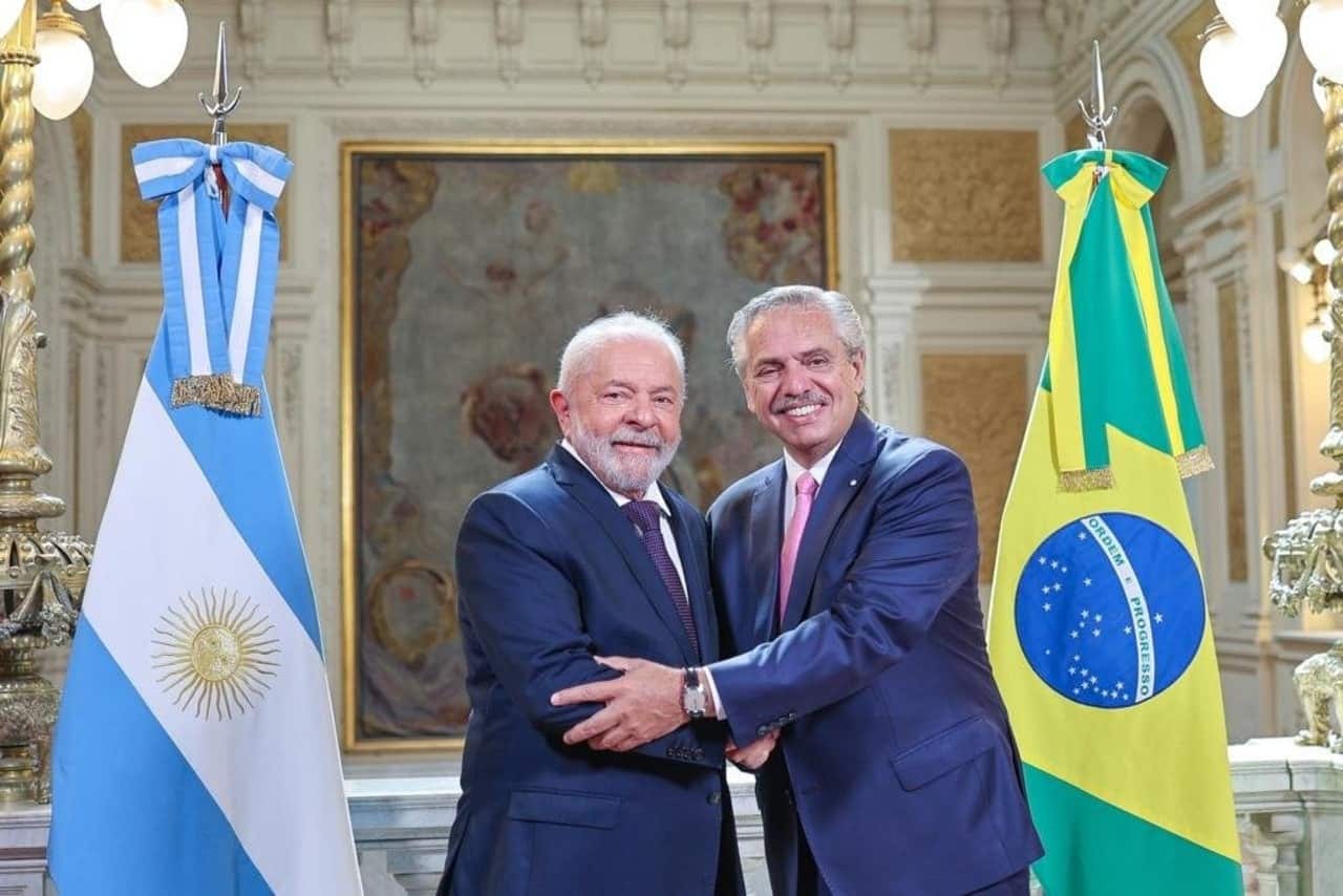 O presidente do Brasil, Lula, e presidente da Argentina, Alberto Fernández, se abraçando