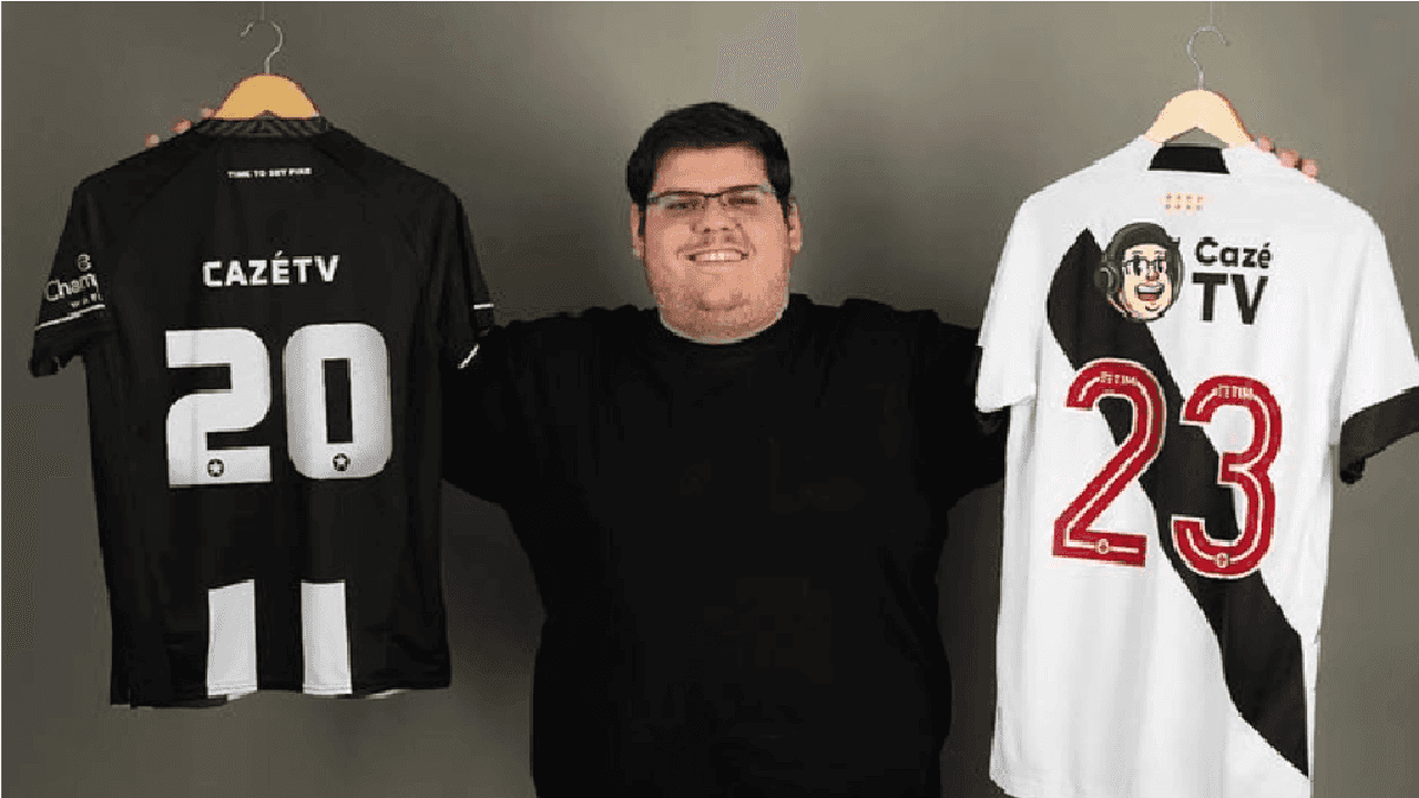 Casimiro segurando camisas do Vasco e do Botafogo