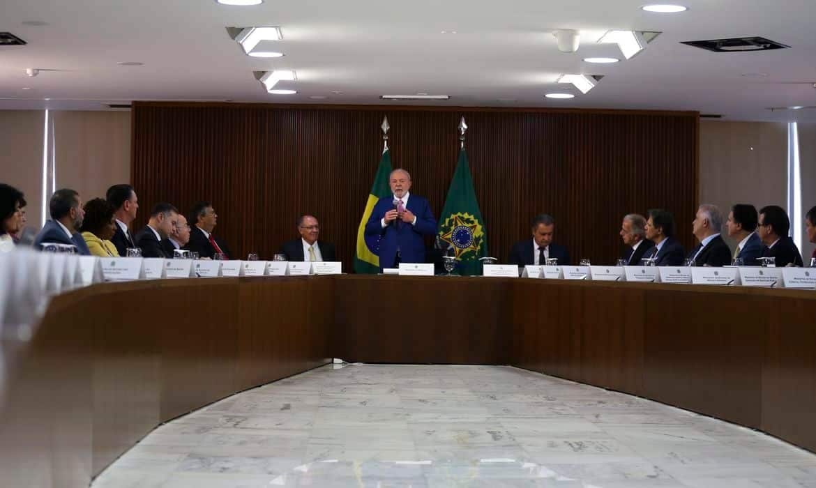 Presidente Lula ao centro em pé e ministros de governo sentados