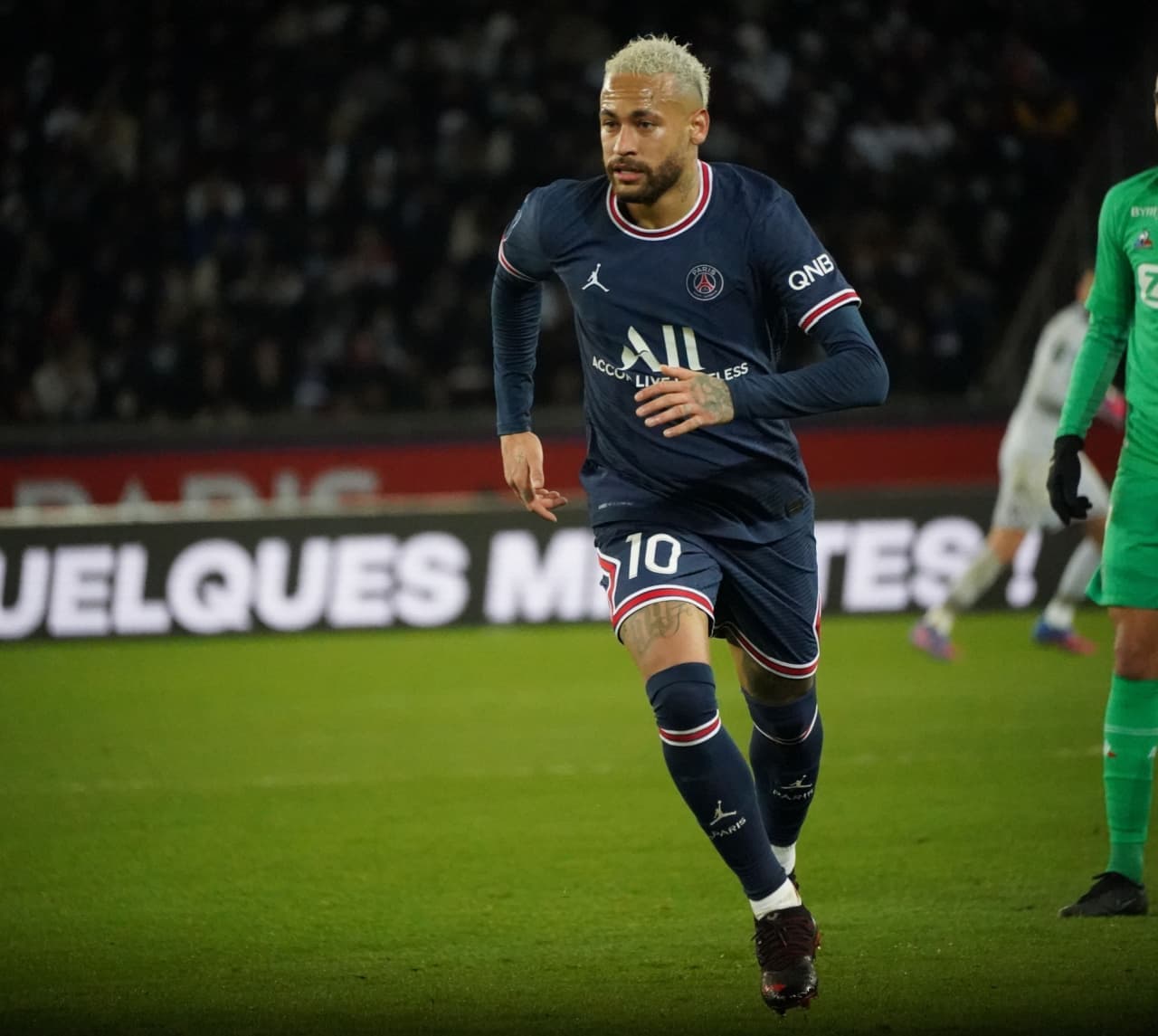 Entre ostentação e caridade, Neymar tem fortuna de R$ 1 bi; veja onde o craque gasta sua grana