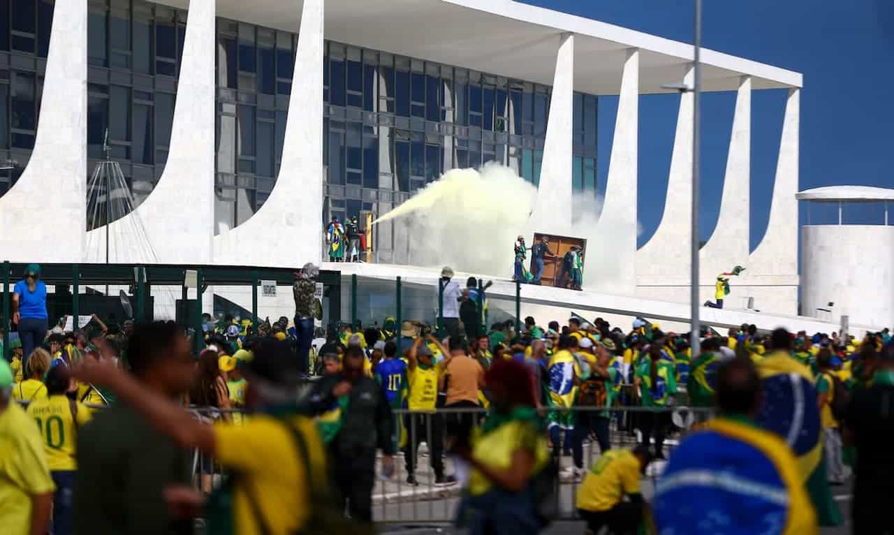 Vídeo: homem que destruiu relógio de Dom João VI no Planalto é identificado