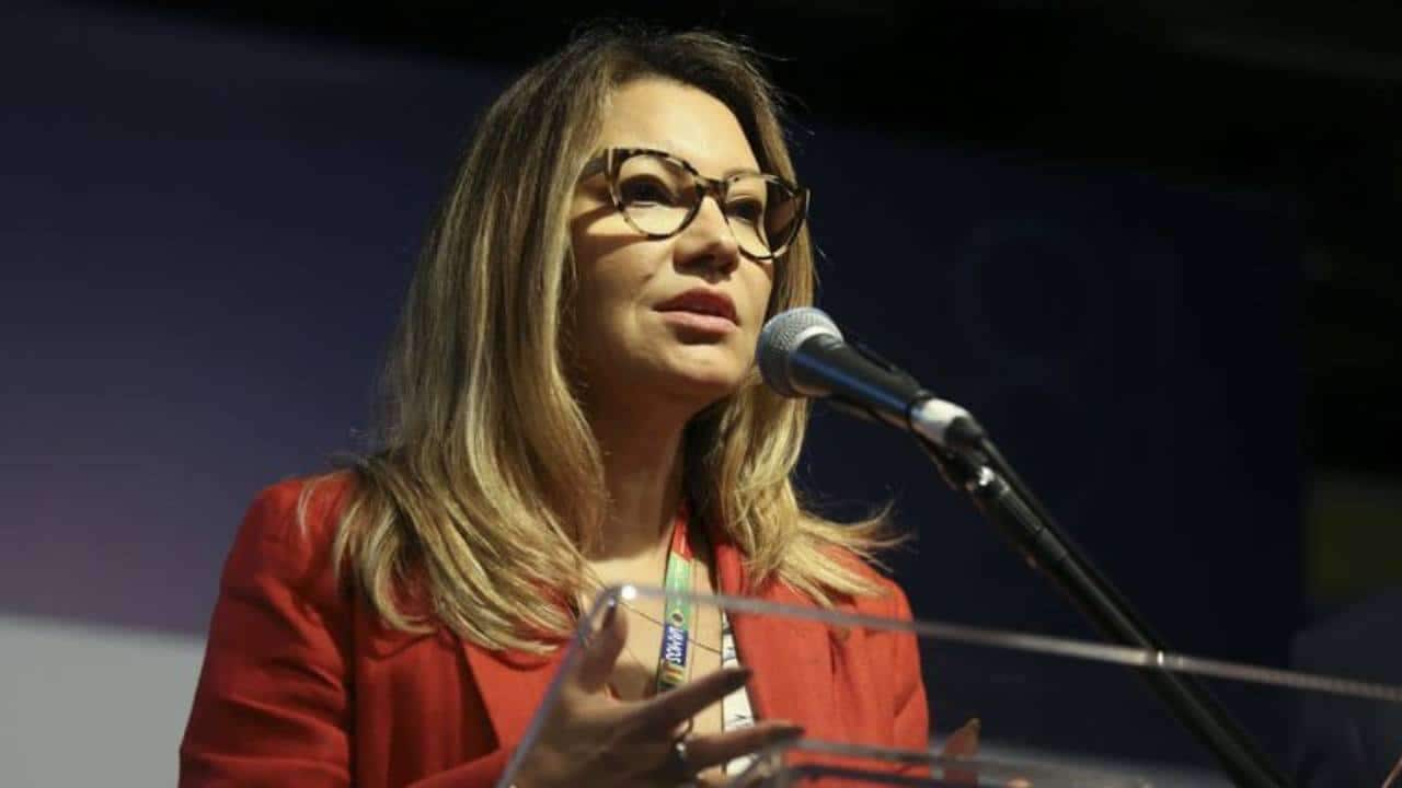 Primeira-dama, Janja, fazendo discurso em comício