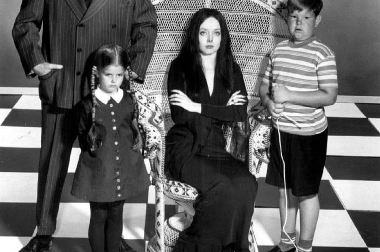 Lisa Loring e elenco da Família Addams de 1964