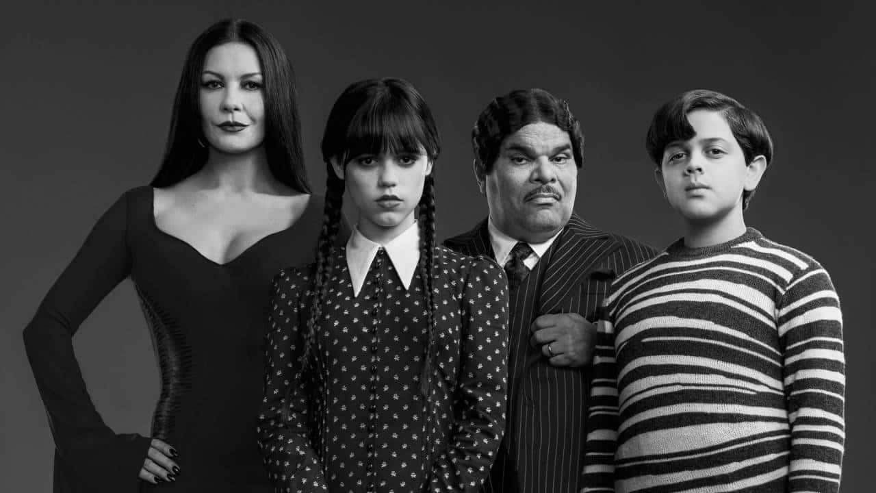 Foto, em preto e branco, de divulgação do elenco da série Wandinha