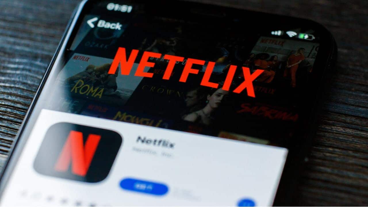 Celular mostrando página de download do aplicativo da Netflix