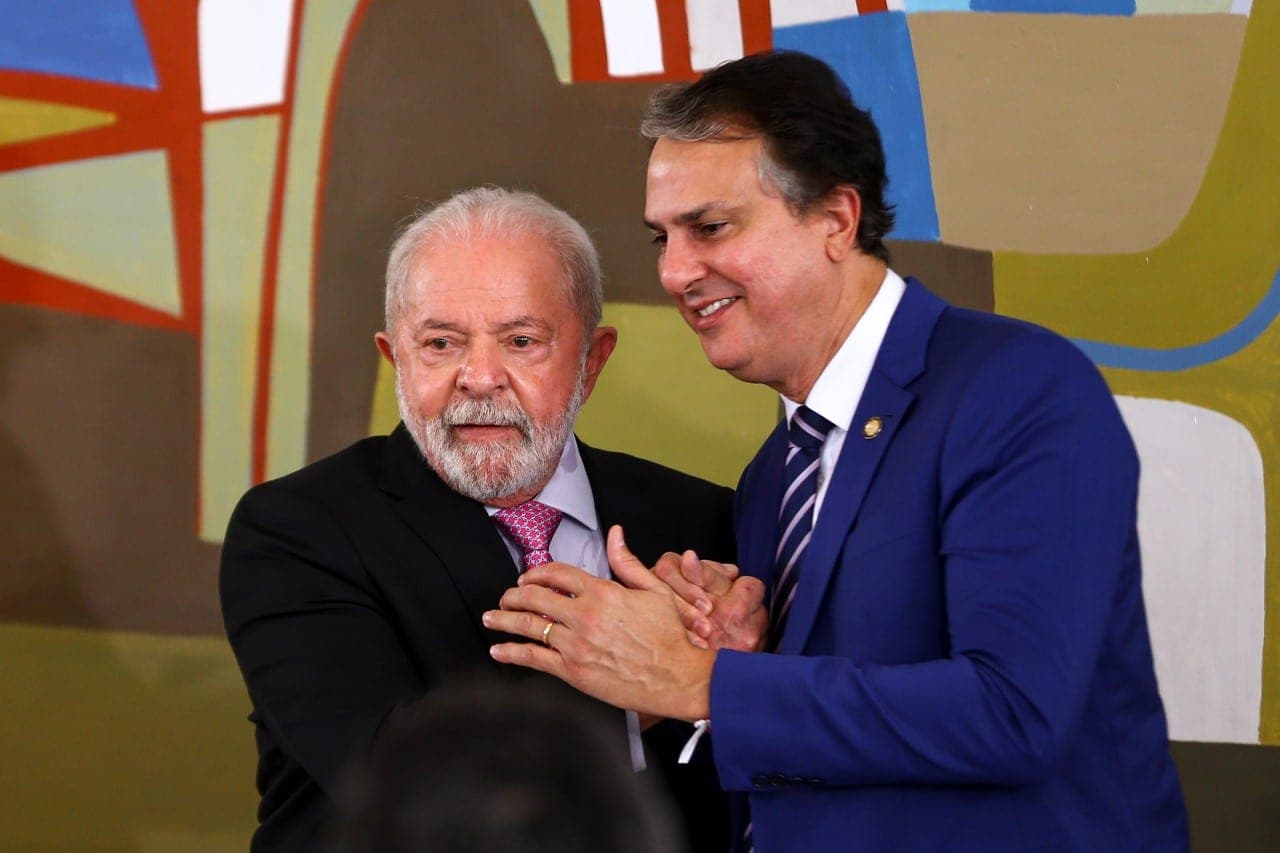 Ministro de Lula anuncia reajuste de bolsas para este mês