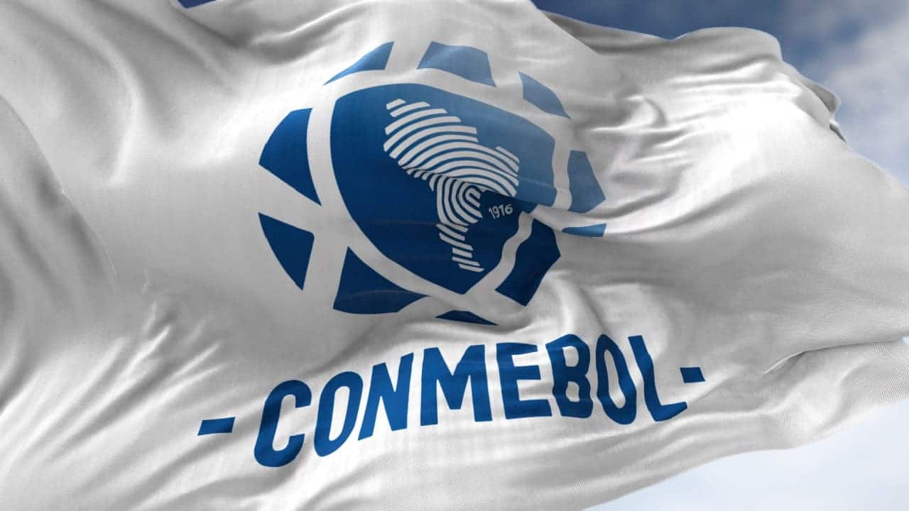 Bandeira branca da Conmebol com logo da confederação em azul
