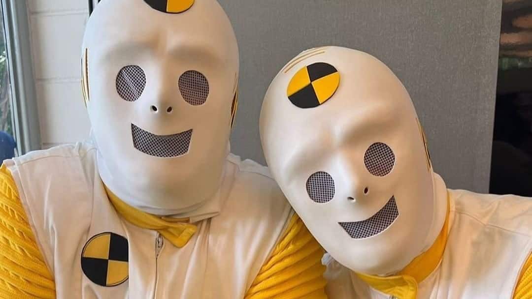 Dois dummies do programa BBB com máscara típica da fantasia