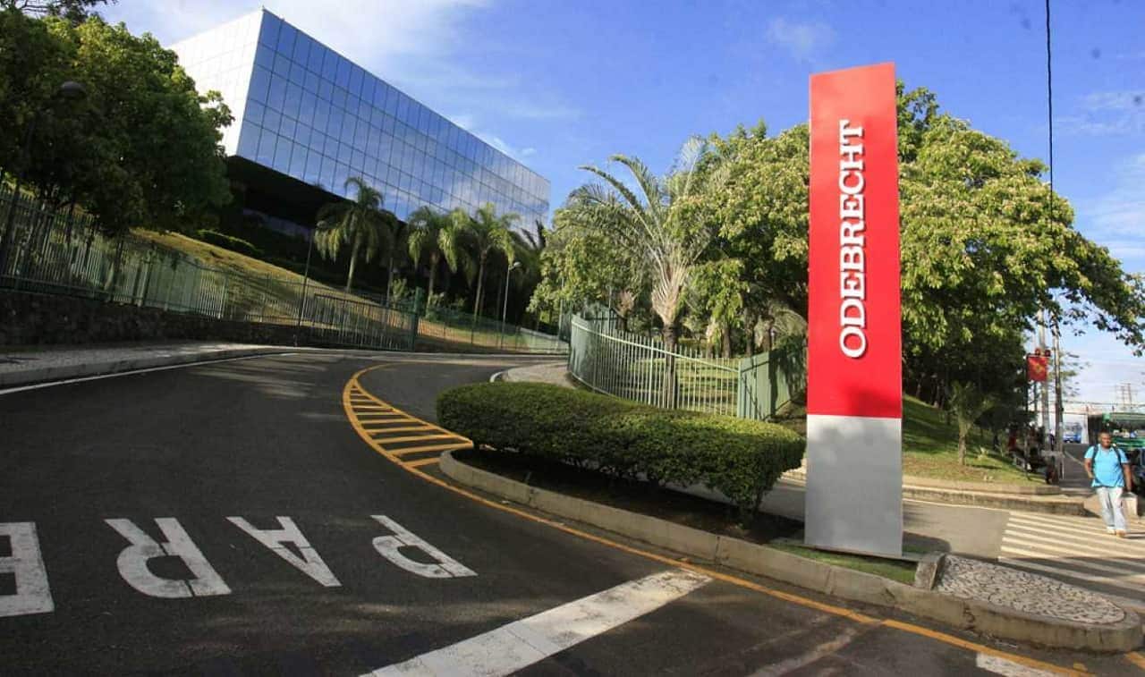 Fachada de uma das entradas da empresa Odebrecht, com letreiro vertical em branco e vermelho