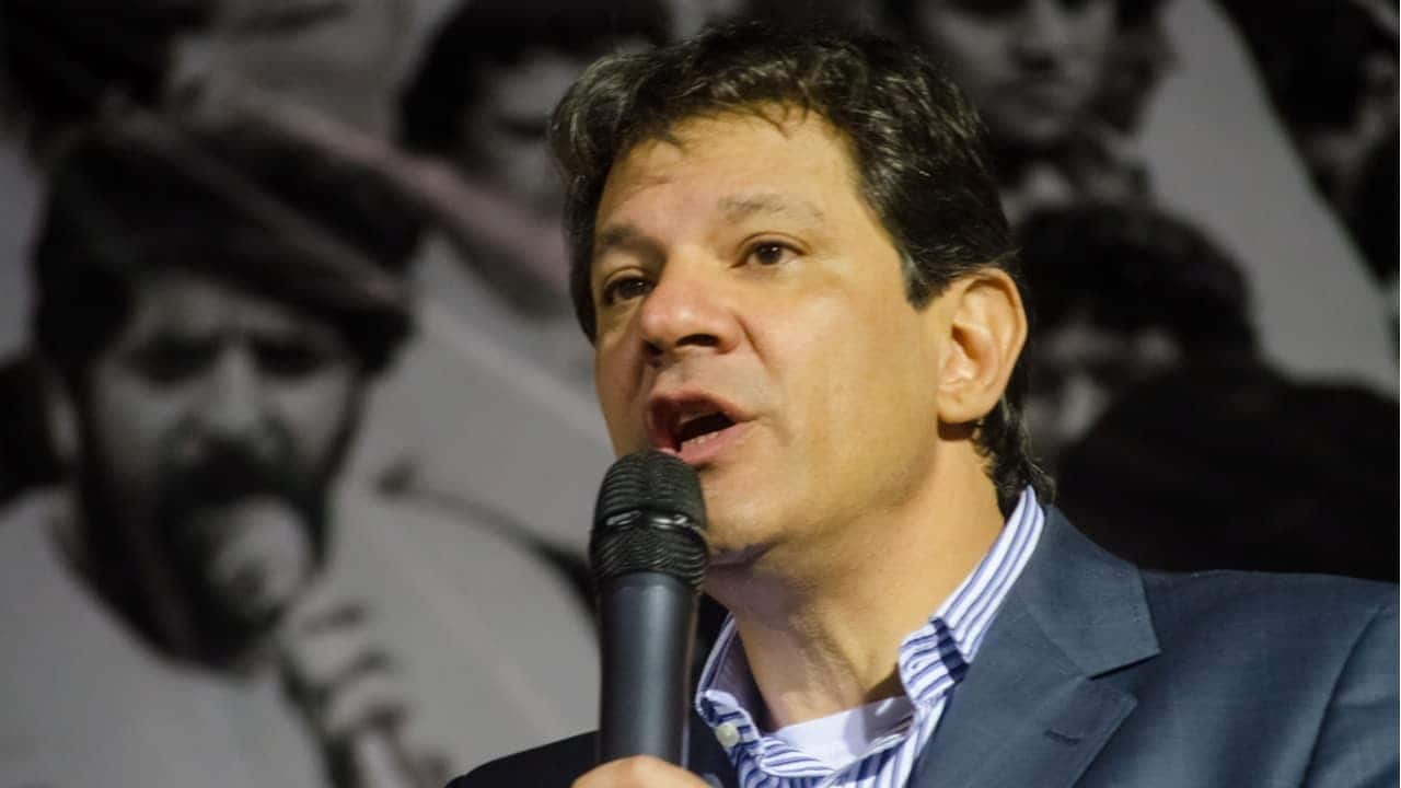 Fernando Haddad falando ao microfone