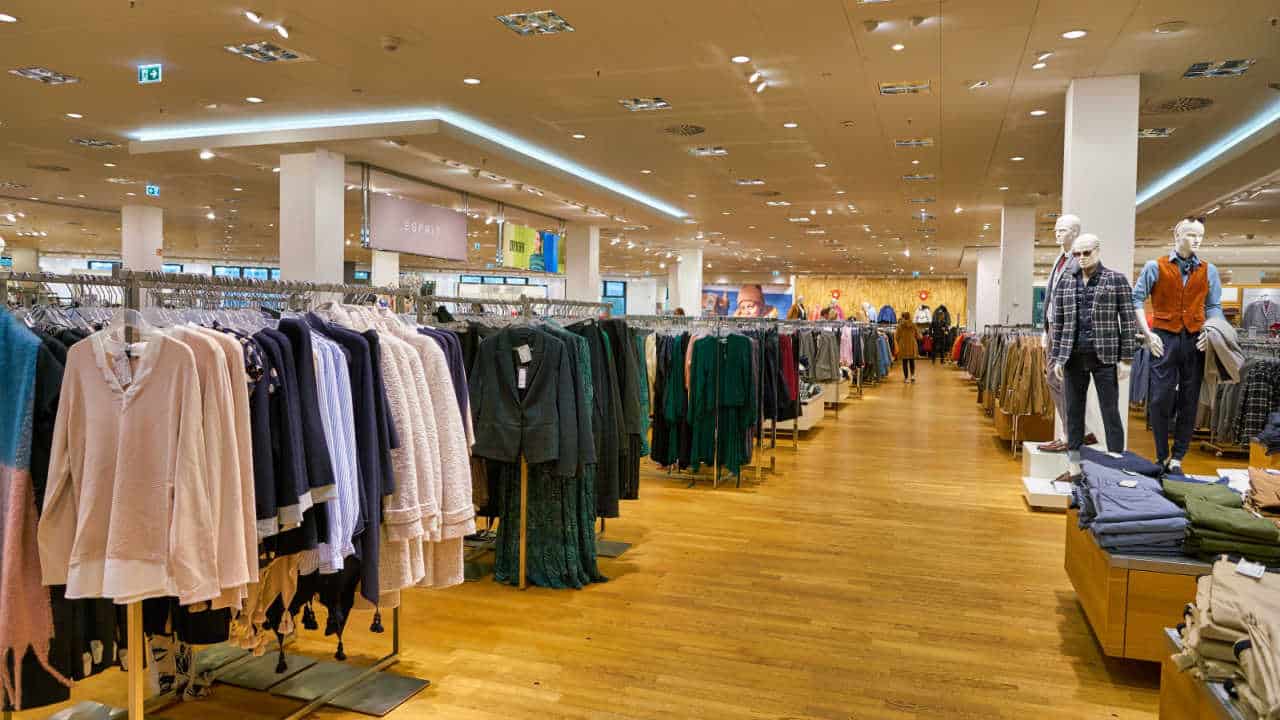 Loja com várias roupas em cabides