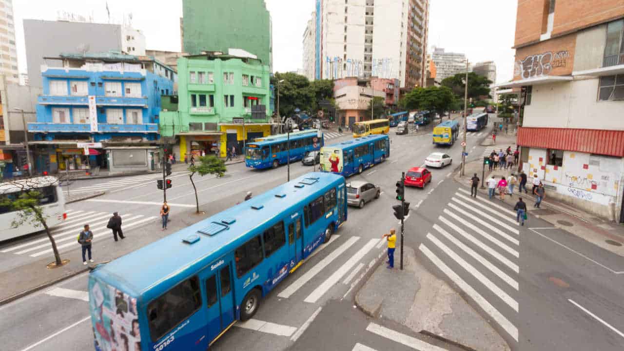 ônibus circulando nas ruas de BH