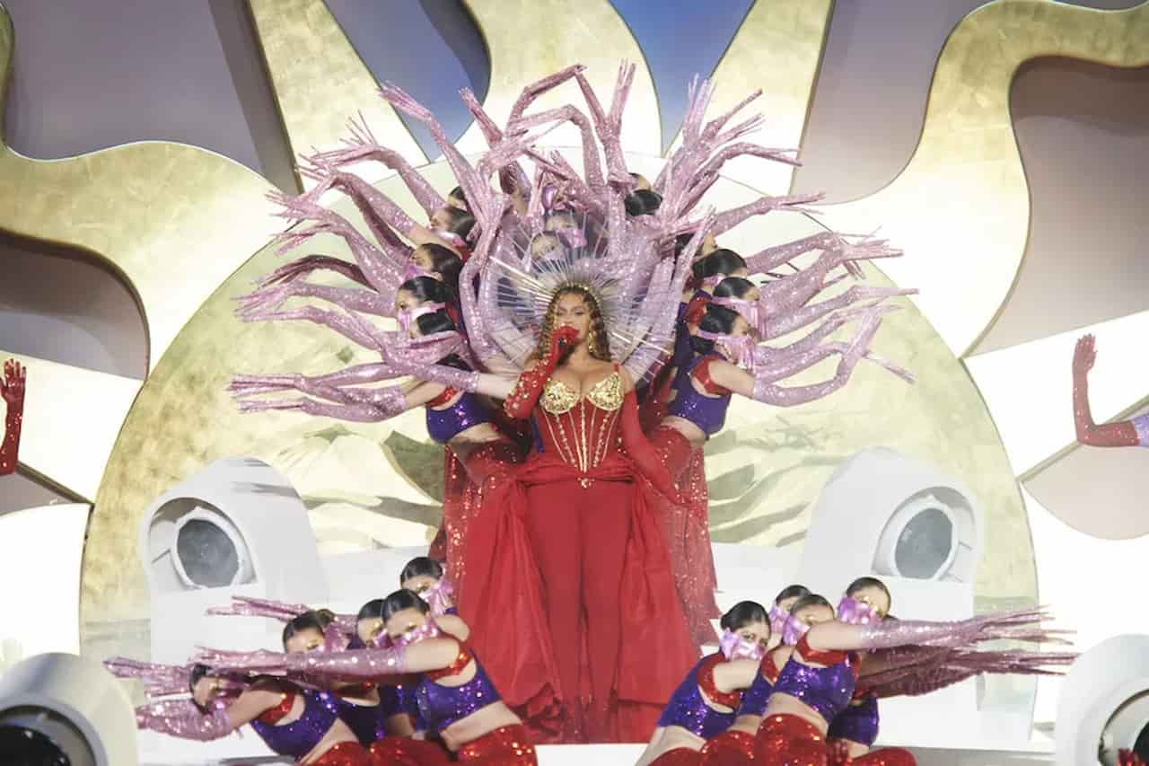 Foto da cantora Beyoncé em performance no seu último show, em Dubai
