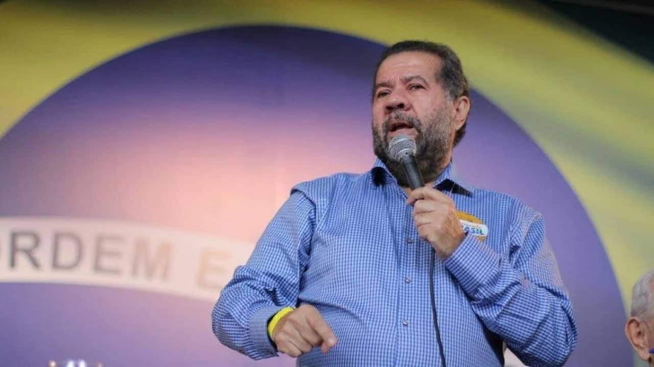 Ministro da PrevidĂȘncia Carlos Lupi discursando