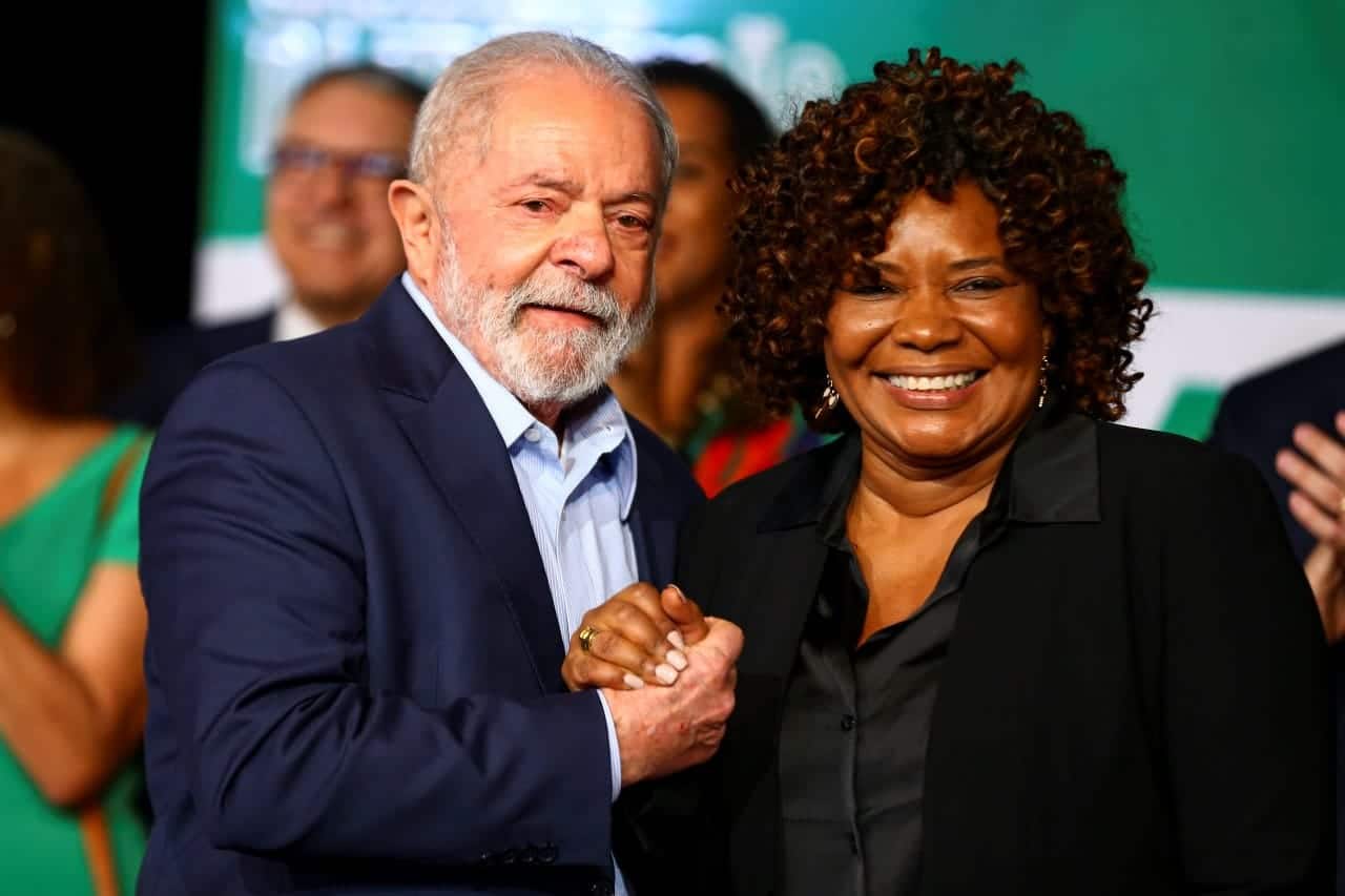 Presidente Luiz Inácio Lula da Silva e a Ministra da Cultura, Margareth Menezes, de mãos dadas
