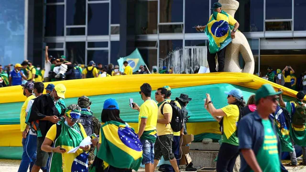 imagem de manifestantes bolsonaristas segurando bandeira brasileira em frente ao Supremo Tribunal Federal