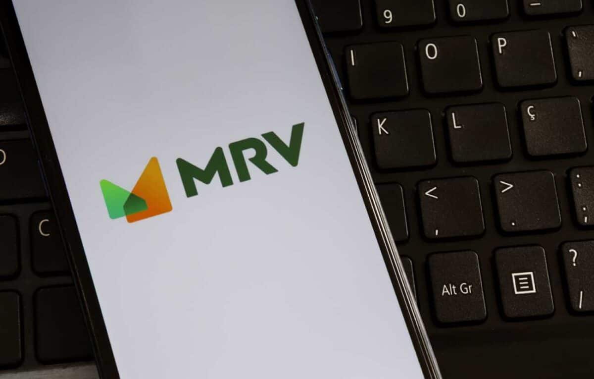 Celular em cima de um teclado, com o aplicativo MRV aberto.