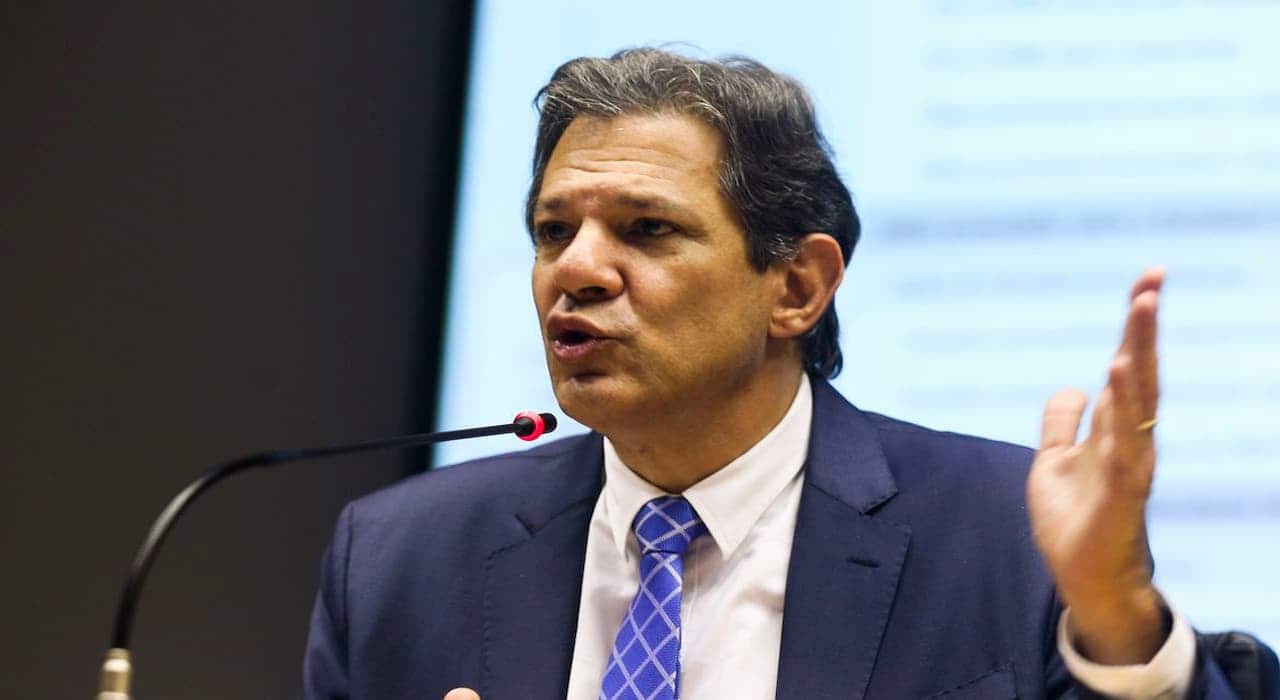 Haddad falando em um microfone