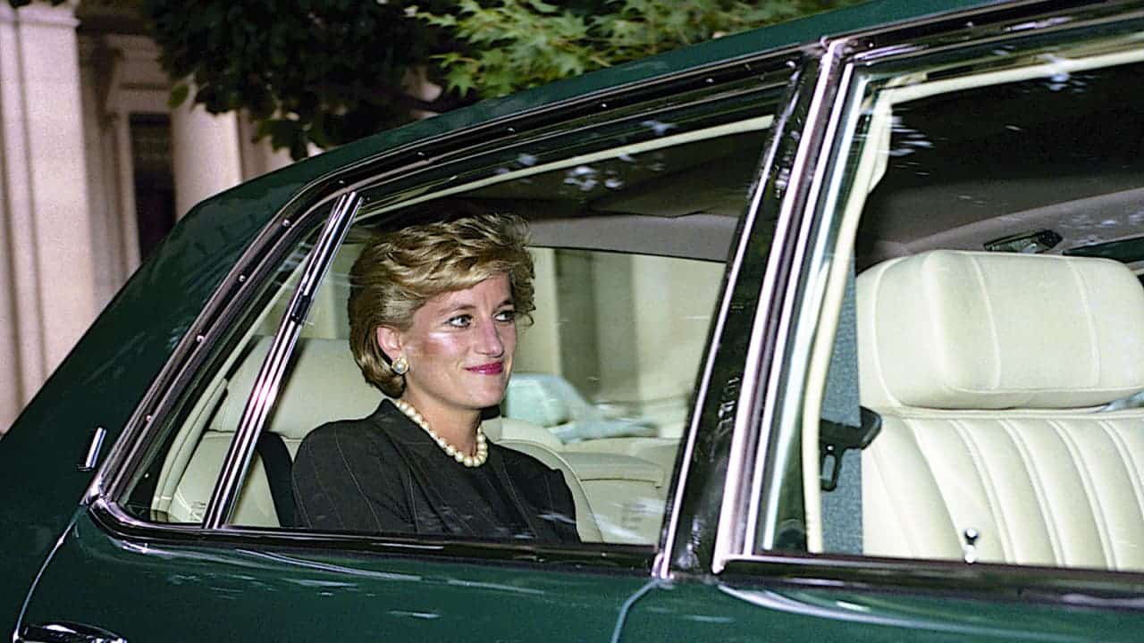 Vestido usado pela princesa Diana é posto à venda: confira o valor!