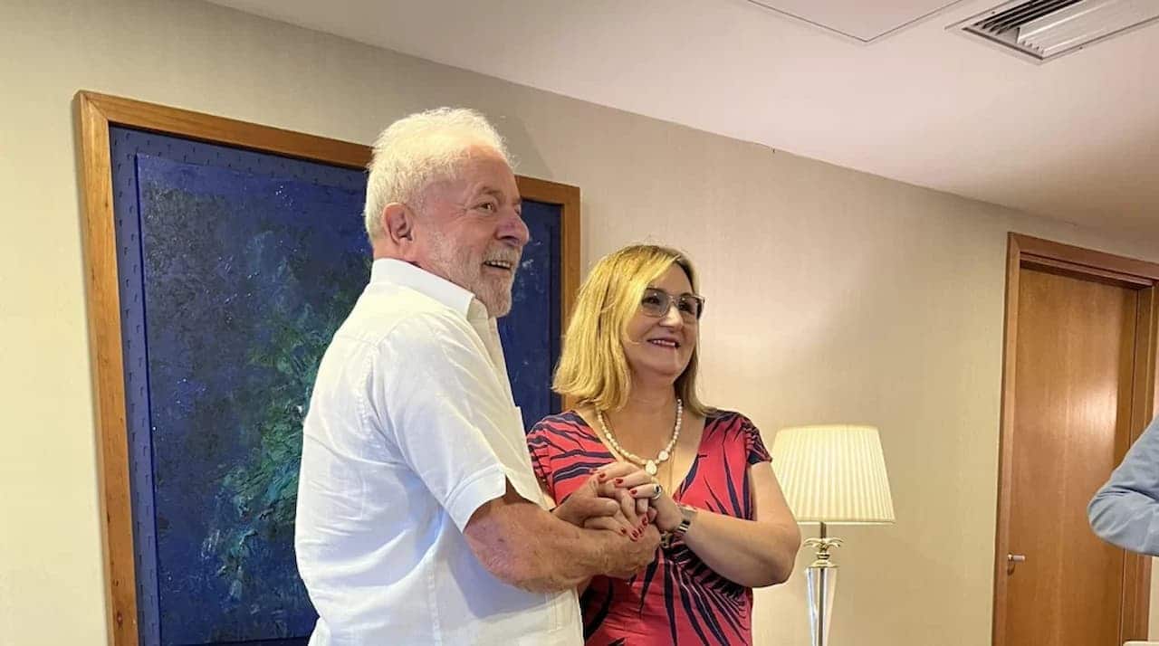 Lula ao lado de Rita Serrano de mãos dadas