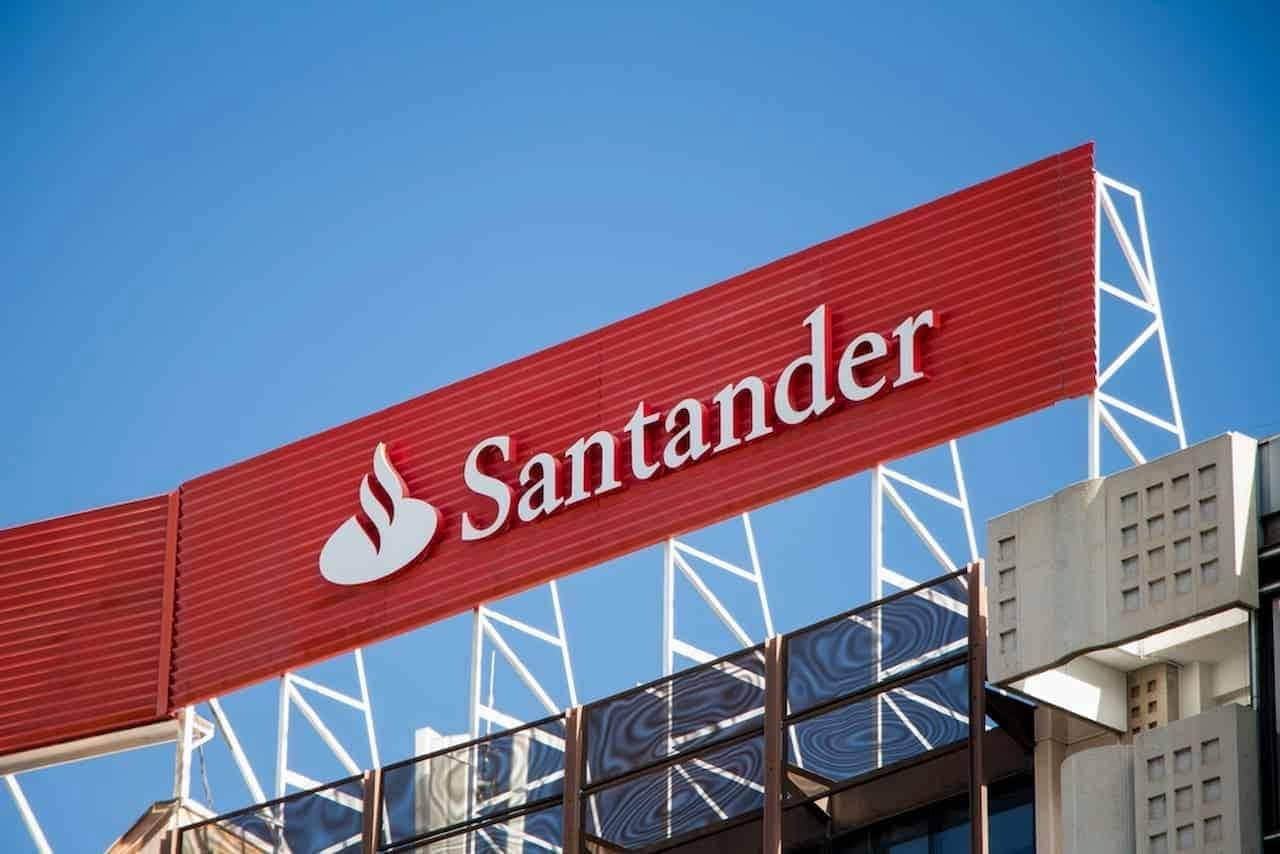 Fachada do banco Santander. Céu azul ao fundo