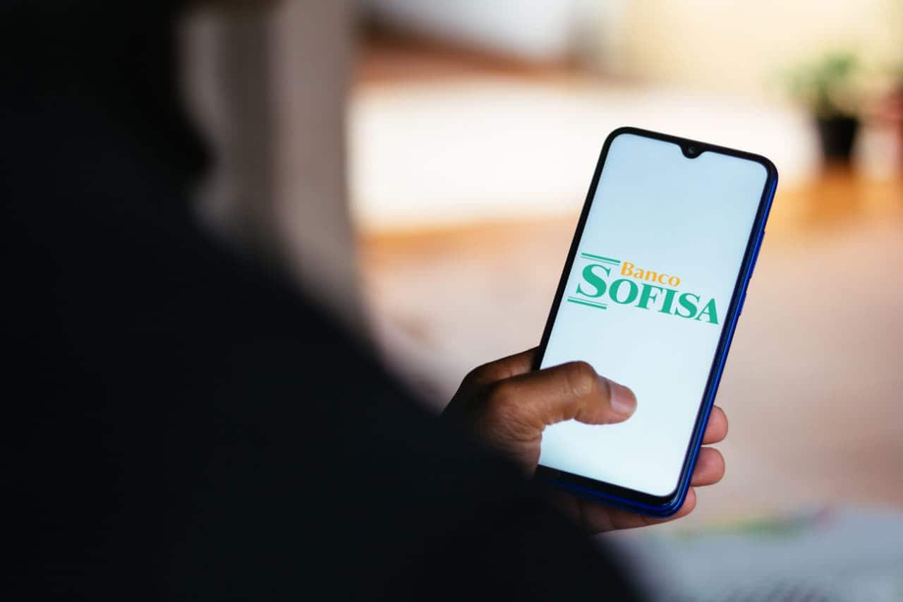 Pessoa usando app do banco Sofisa em um smartphone