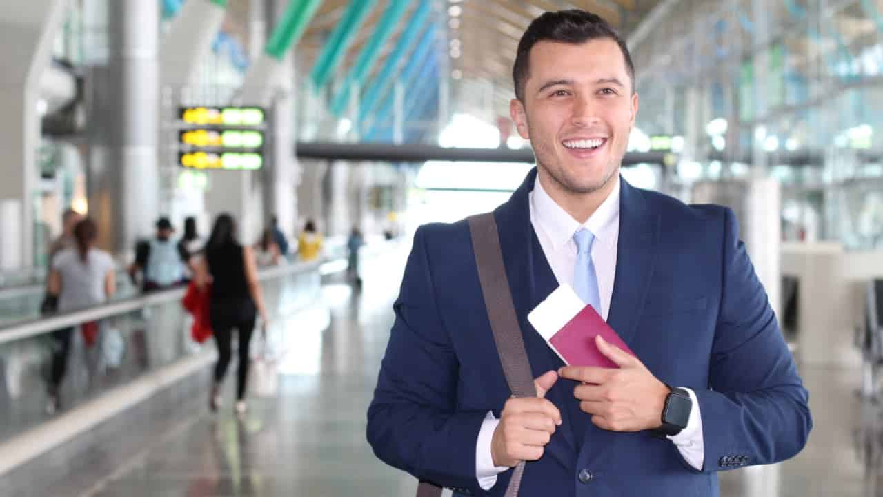 Profissional estrangeiro feliz com sua autorização de trabalho legal no exterior - Trabalho no exterior